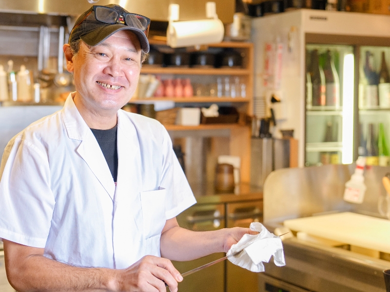 包丁を研ぐ男性