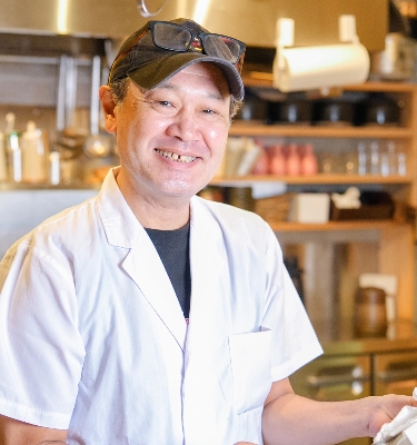 包丁を研ぐ男性